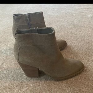 Steve Madden tan ankle boot size seven